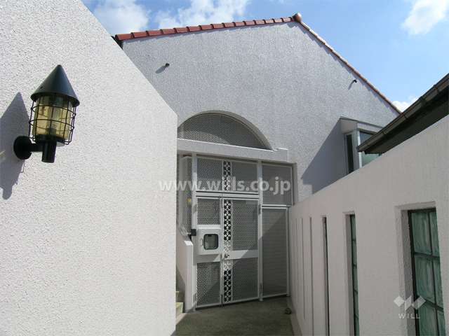 北側の道路側のエントランス