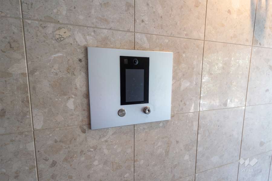 エントランスはオートロック付きです。