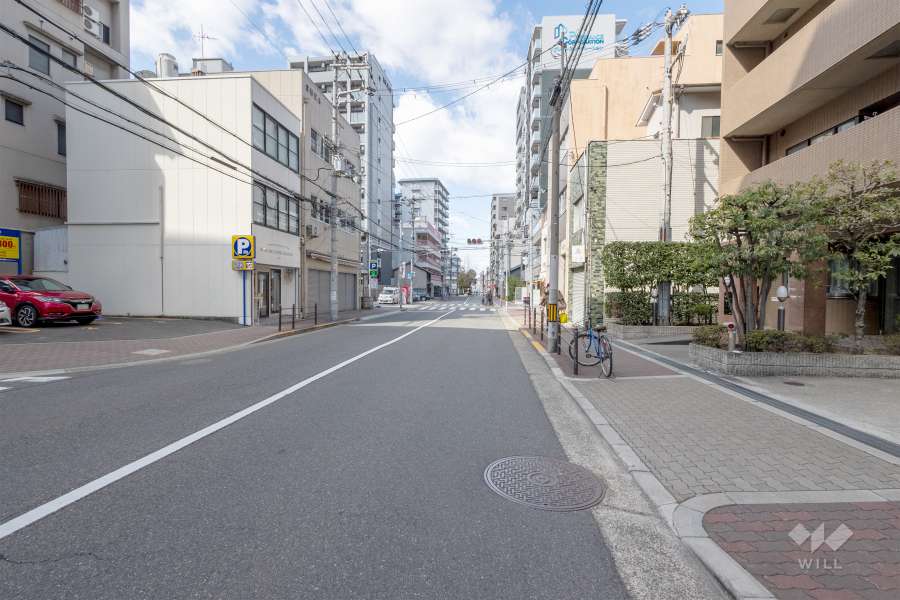 敷地南側の前面道路（東側から）
