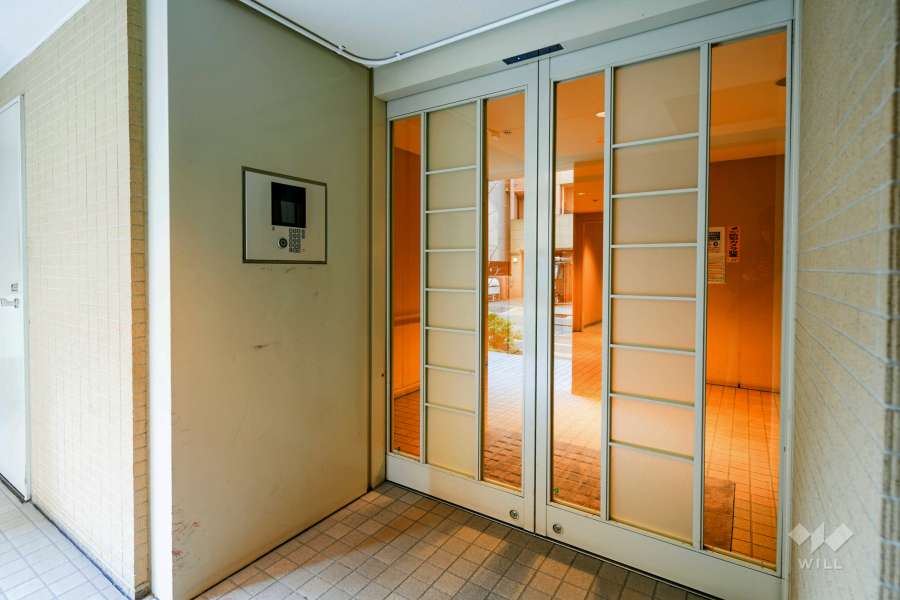 エントランスはオートロック付きです。