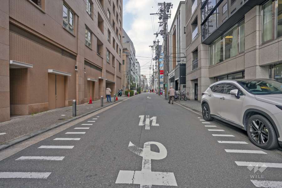 敷地西側の前面道路（南側から）