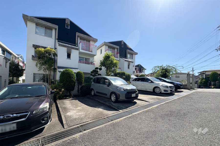 敷地北側の敷地内駐車場（屋外平面式）