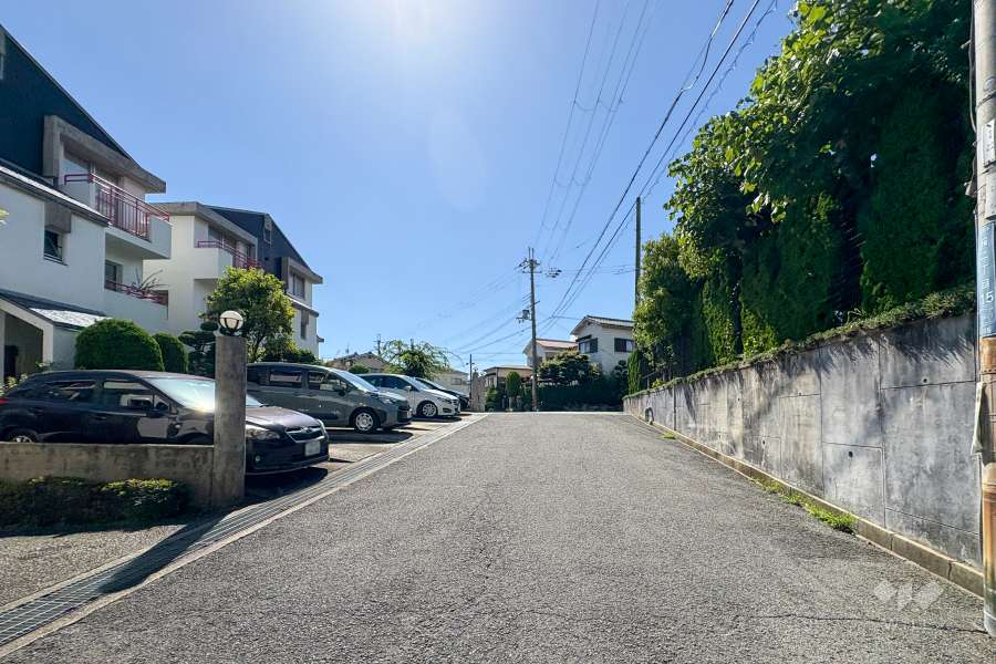 敷地北側の前面道路（東側から）