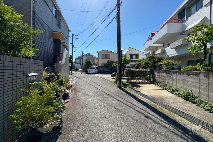 敷地南側の前面道路（東側から）