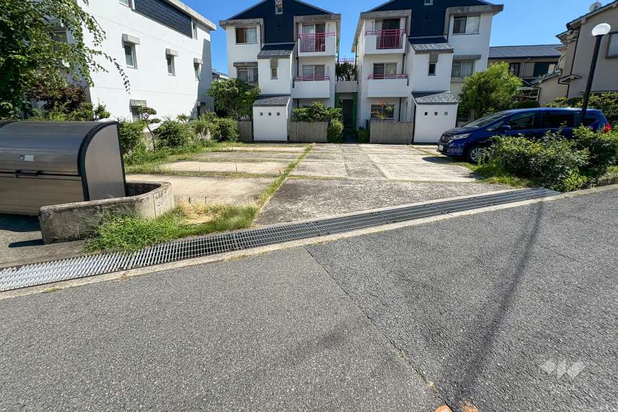 敷地北側の敷地内駐車場（屋外平面式）