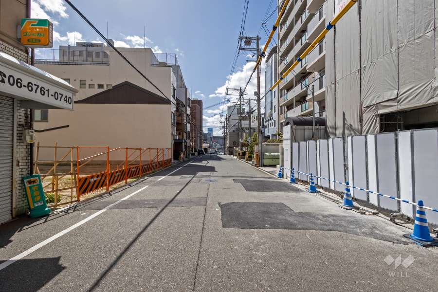 敷地東側の前面道路（北側から）
