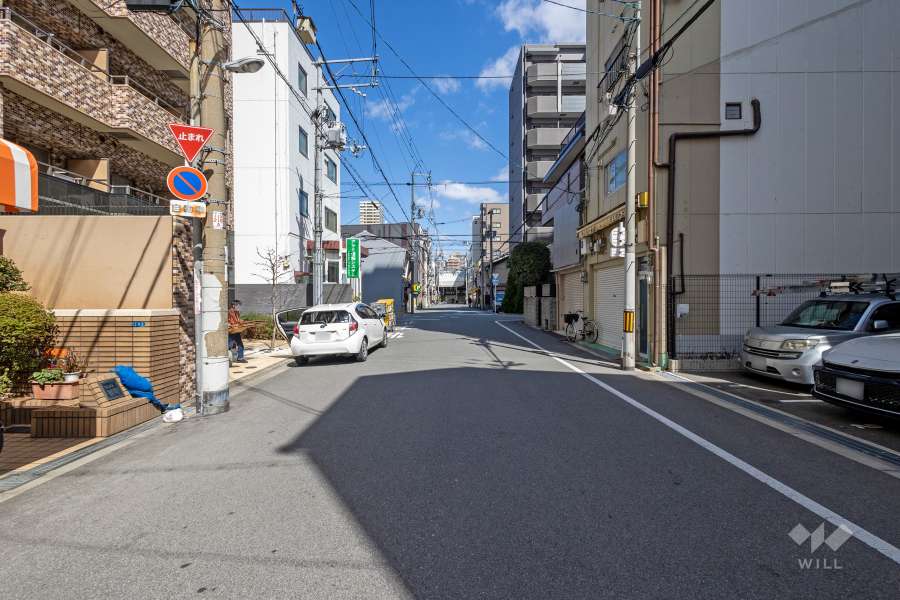 敷地東側の前面道路（南側から）