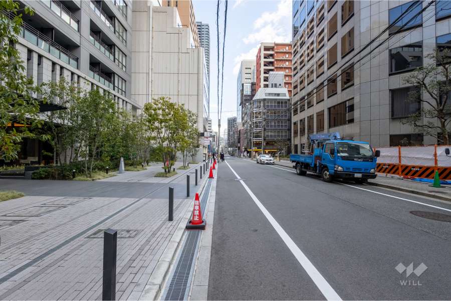 敷地南側の前面道路（西側から）