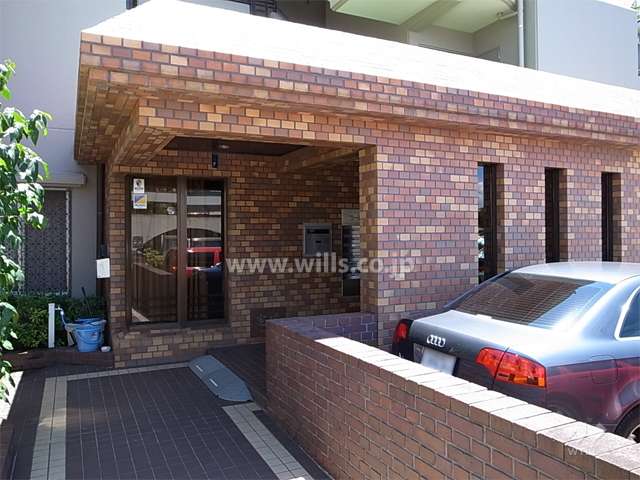 タイル張りのエントランス