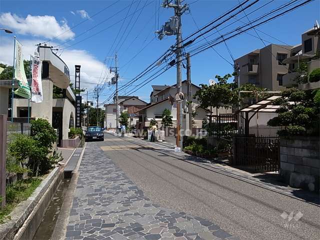 敷地北側の前面道路は、旧街道「西国街道」で、趣があります。