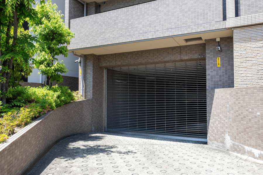 駐車場の出入り口（リングシャッター付き）