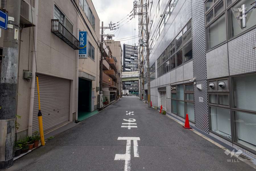 敷地の西側前面道路（南側から）