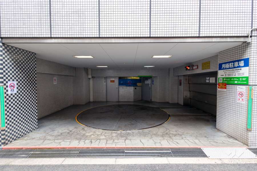 駐車場の出入り口