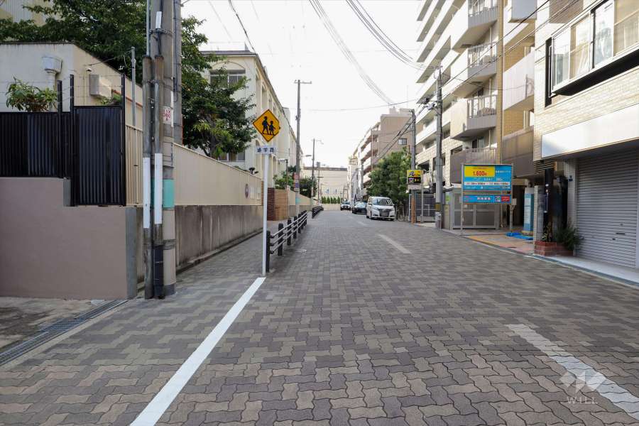 敷地北側の前面道路（東側から）