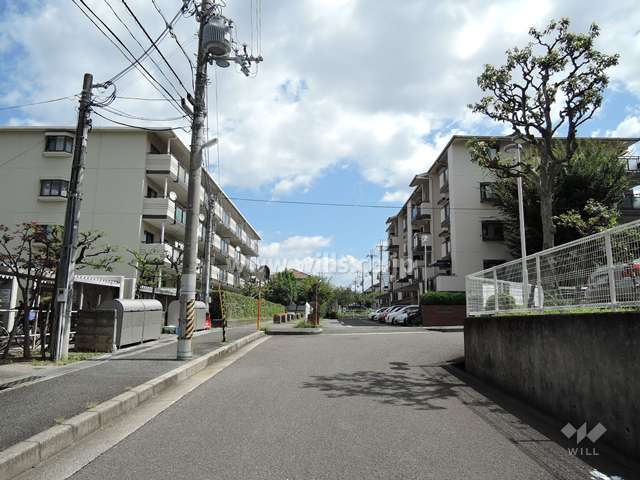 周辺は区画の整った住宅地です。右側がフォルク北千里グランデ