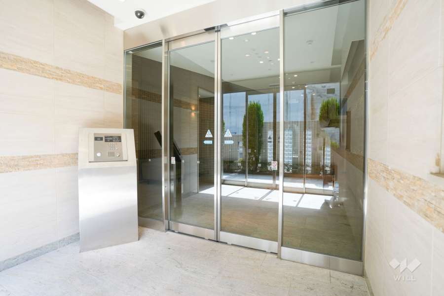 エントランスはオートロック付きです。