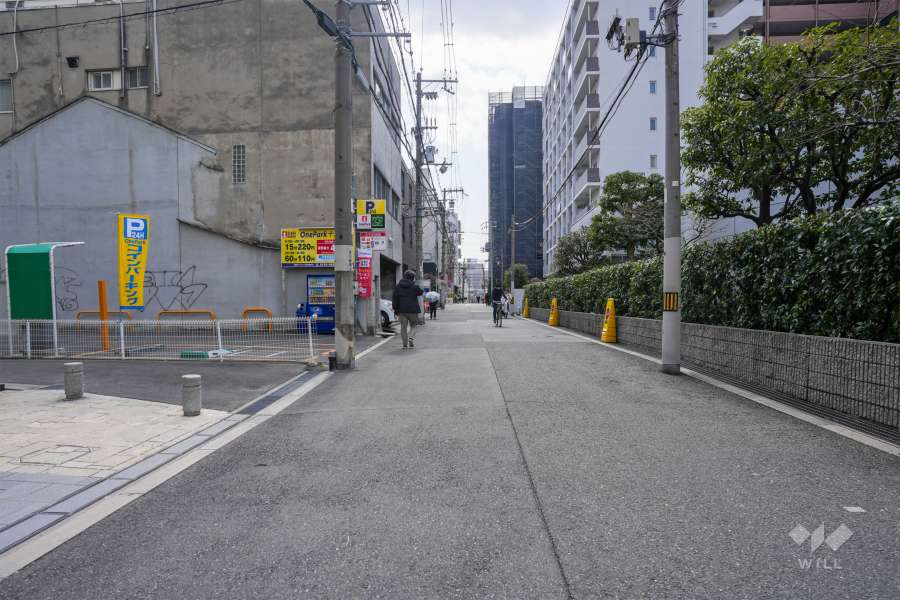 敷地西側の前面道路