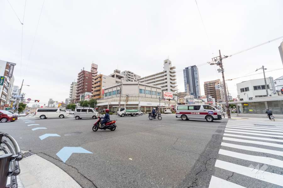敷地南側の前面道路（西側から）