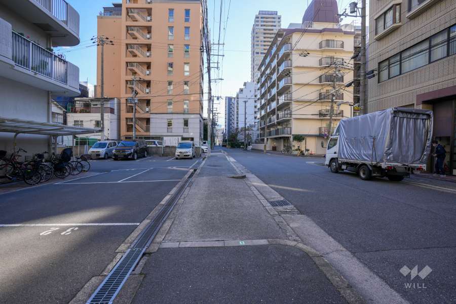 敷地東側の前面道路（北側から）
