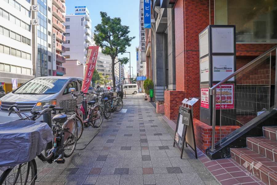 敷地北側の前面道路（西側から）