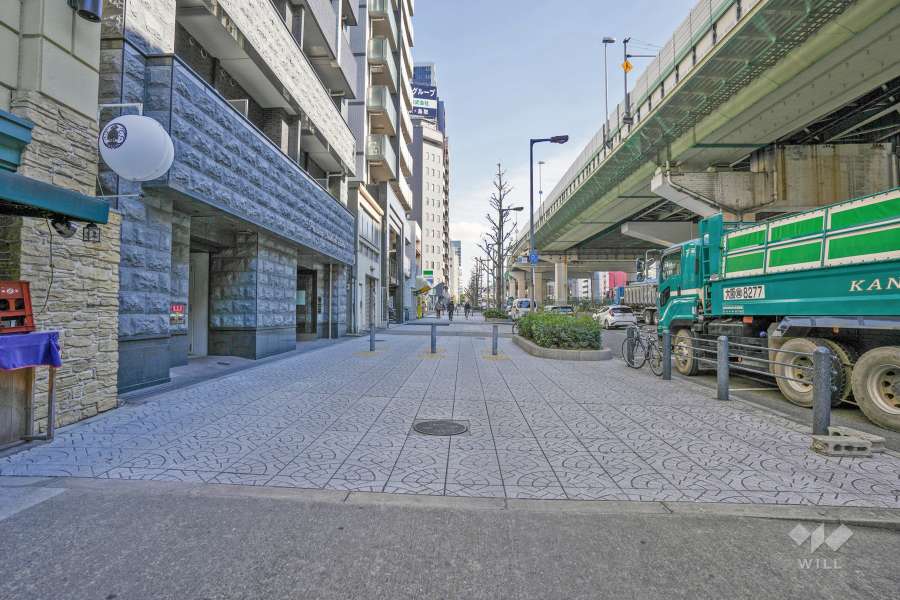 敷地の南側前面道路は中央大通です（西側から）。