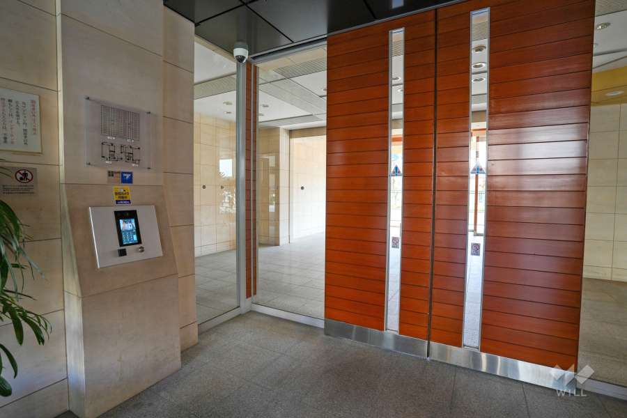 エントランスはオートロック付きです。