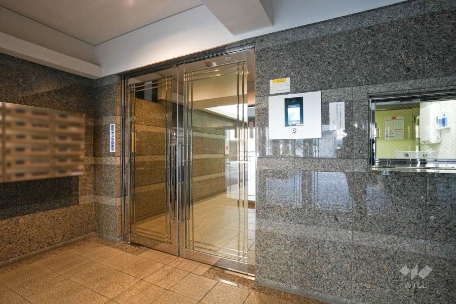 エントランスはオートロック付きです。