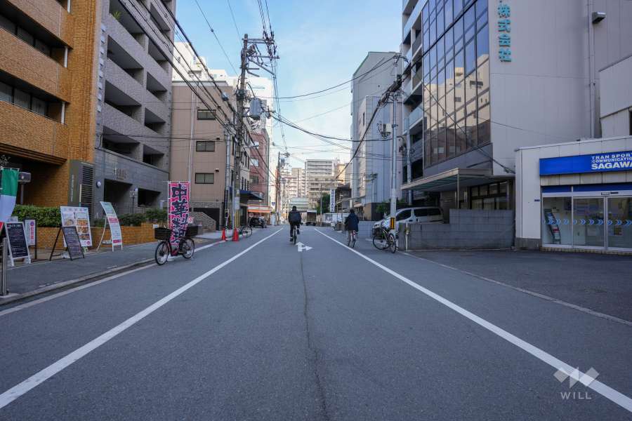 敷地南側の前面道路（西側から