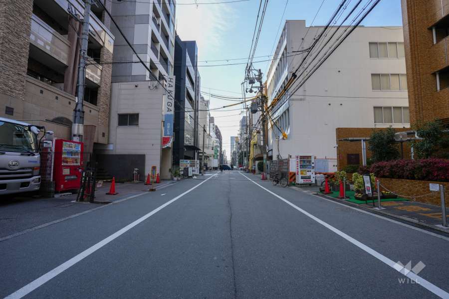 敷地南側の前面道路（東側から）