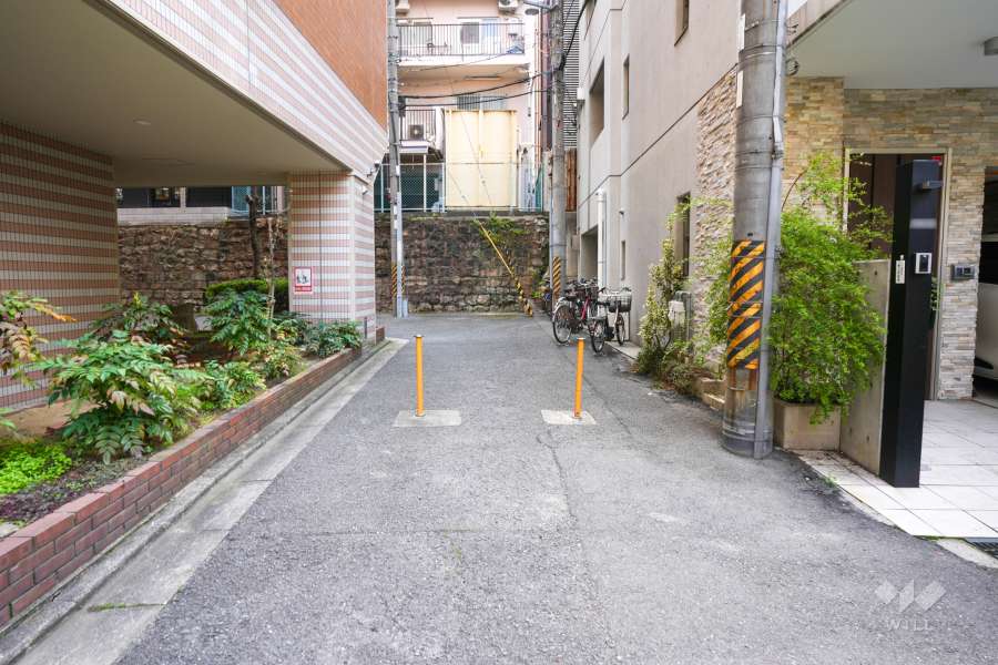敷地西側の前面道路