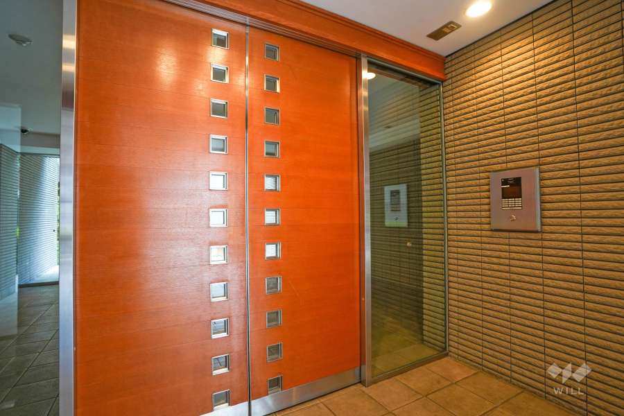 エントランスはオートロック付きです。