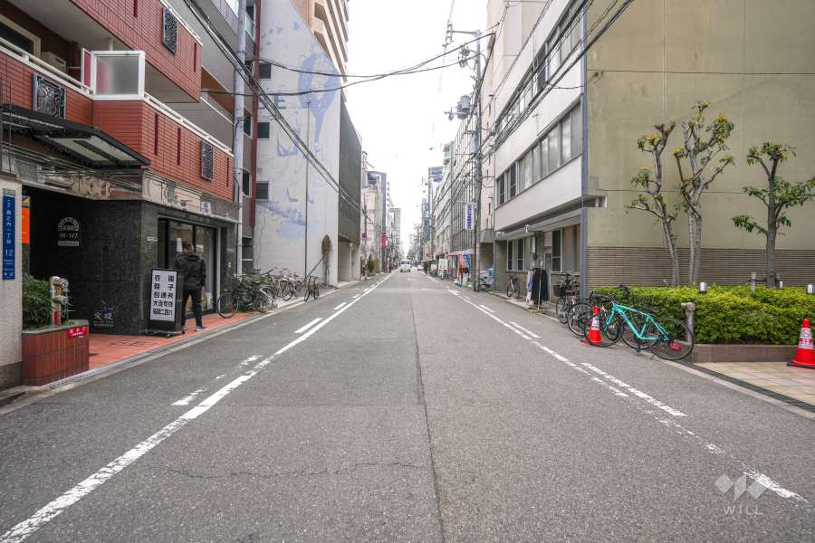 敷地南側の前面道路（東側から）