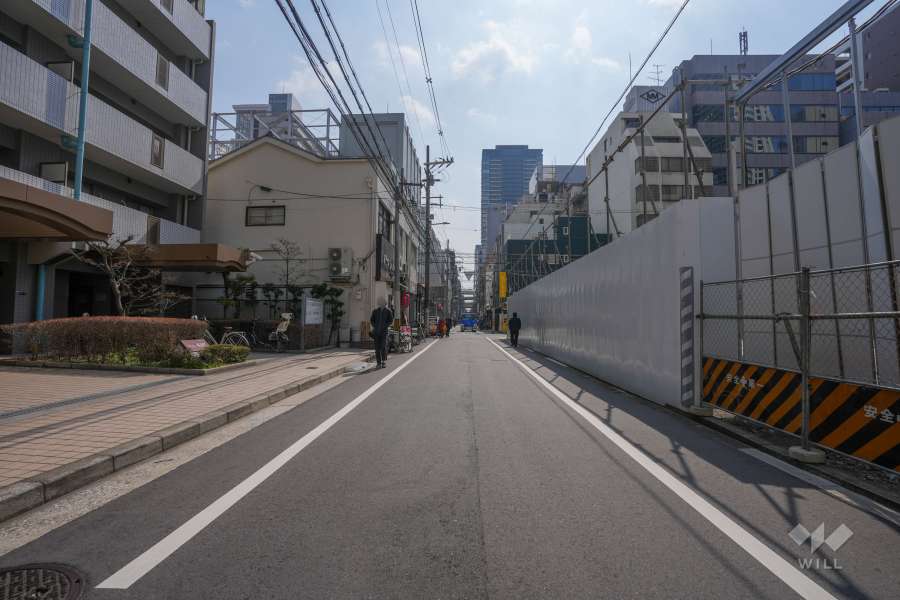 敷地西側の前面道路（北側から）