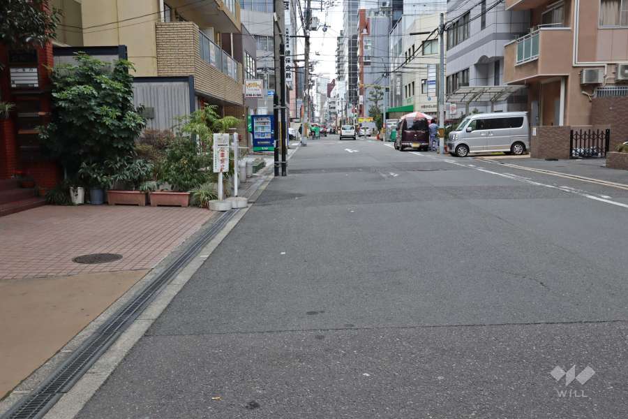 敷地北側の前面道路（東側から）