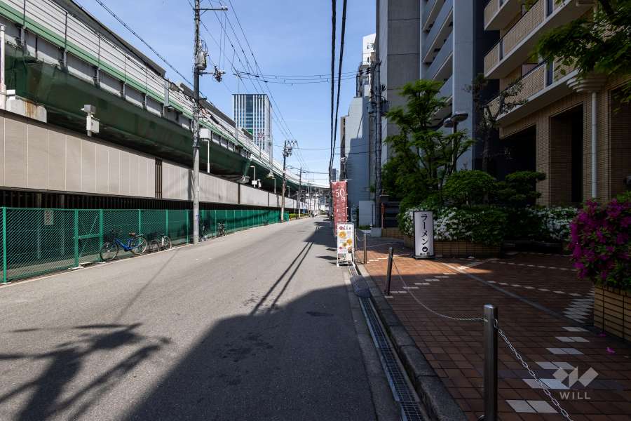 敷地西側の前面道路（南側から）