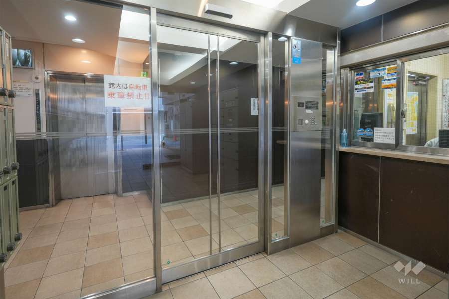 エントランスはオートロック付きです。