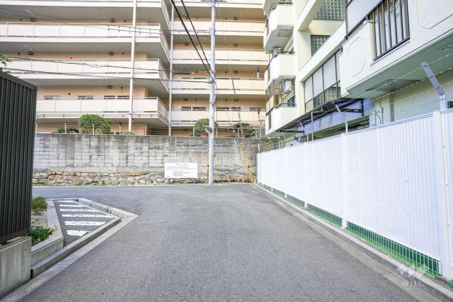 敷地の東側前面道路（南側から）