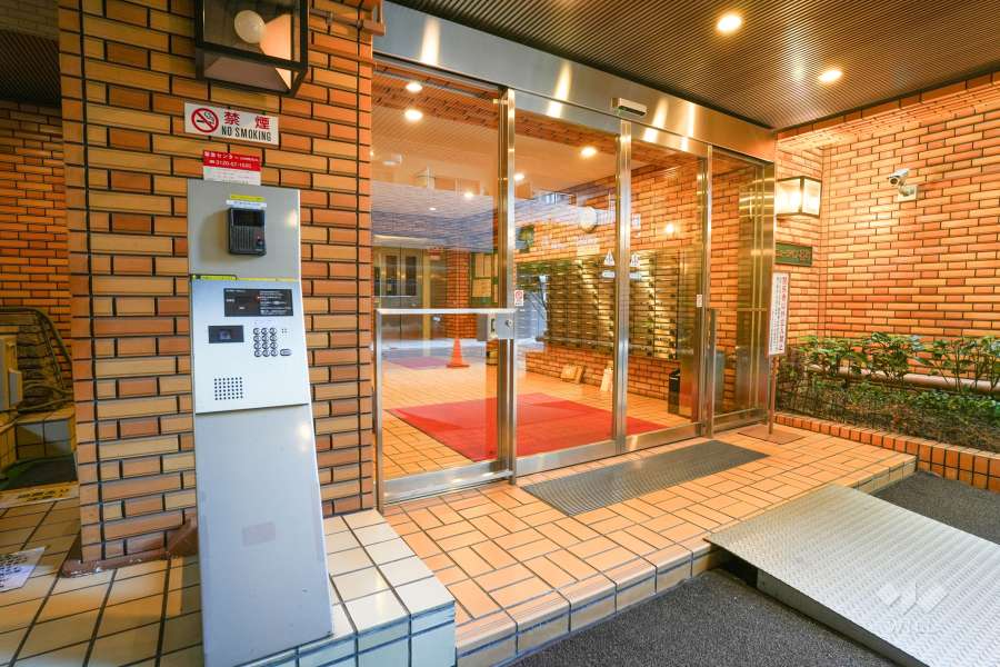 エントランスはオートロック付きです。