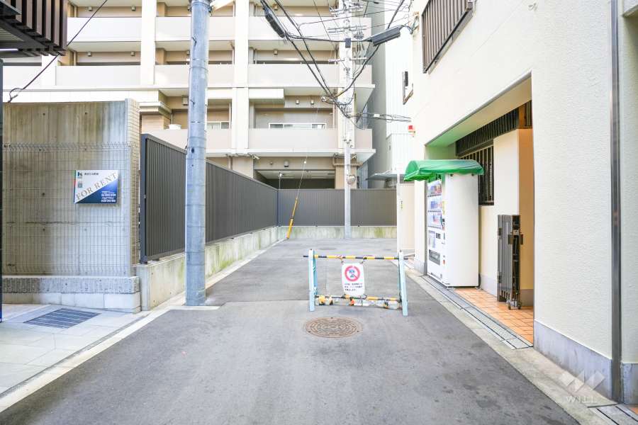 敷地の北側前面道路（西側から）