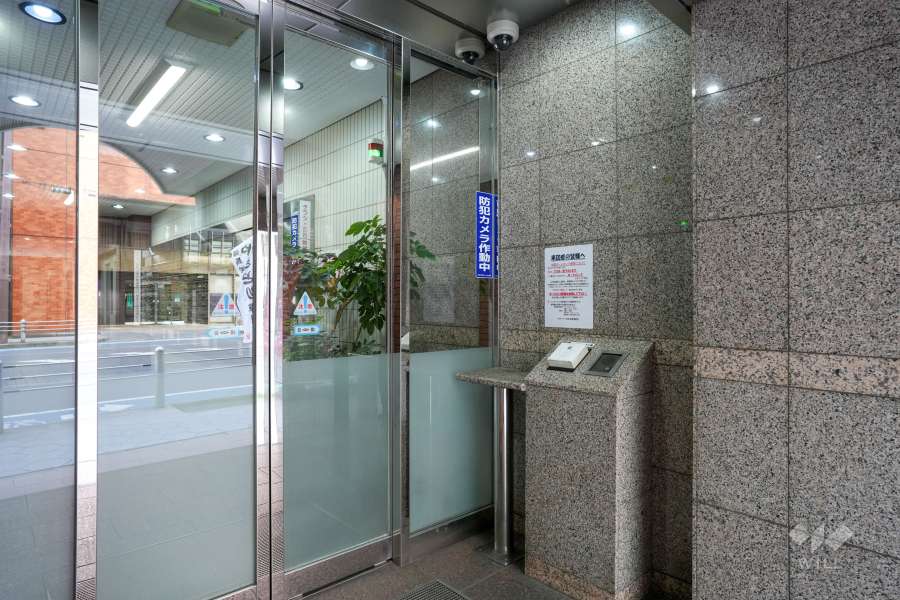 エントランスはオートロック付きです。