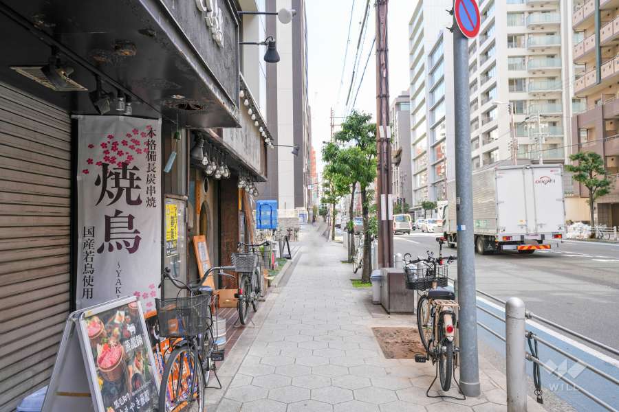 敷地南側の前面道路（西側から）