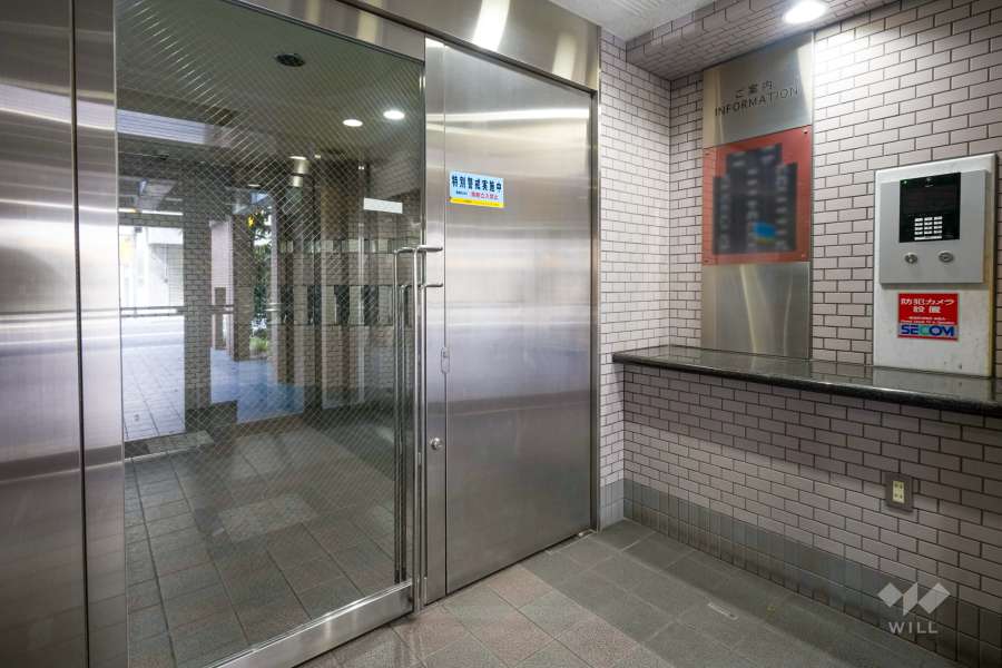 エントランスはオートロック付きです。