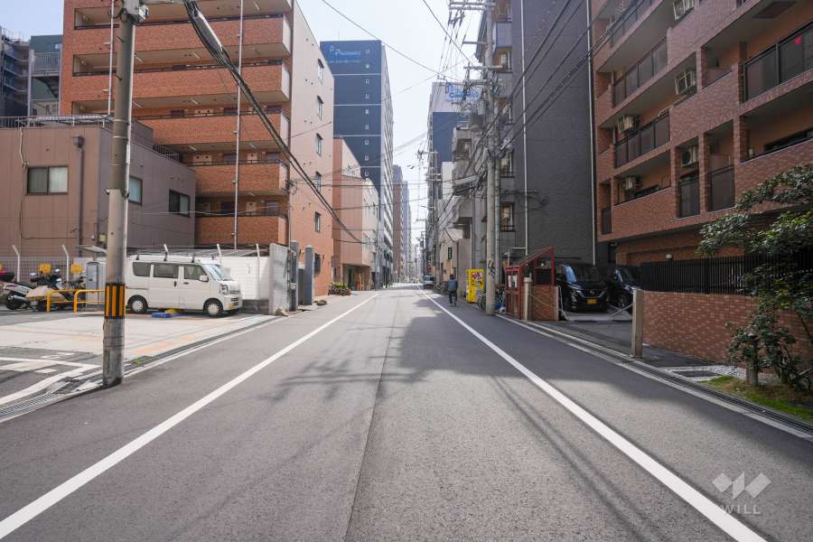 敷地東側の前面道路（北側から）