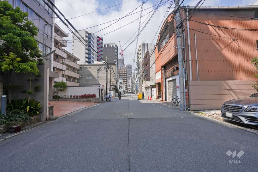 敷地南側の前面道路（東側から）