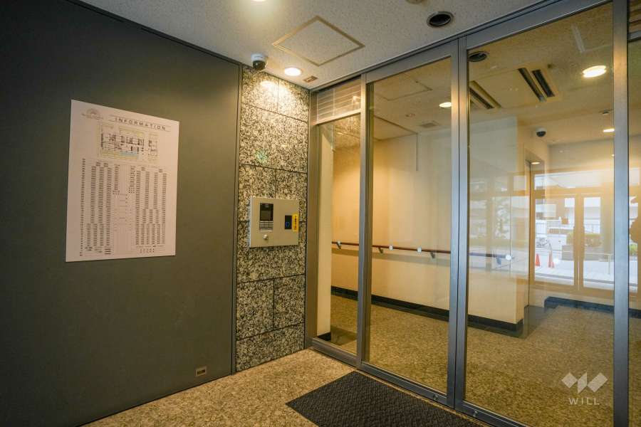 エントランスはオートロック付きです。