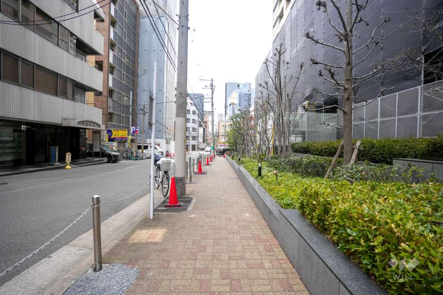 敷地南側の前面道路（東側から）