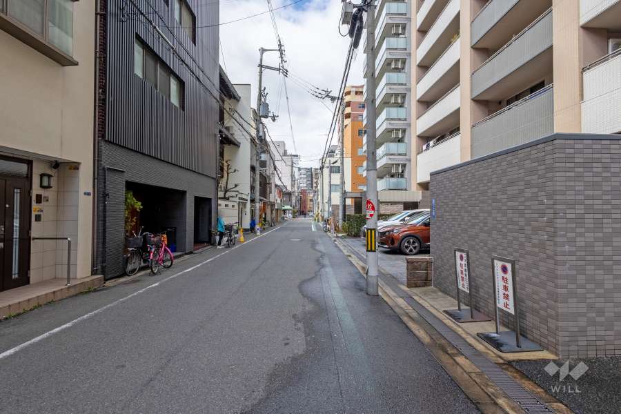敷地南側の前面道路（東側から）