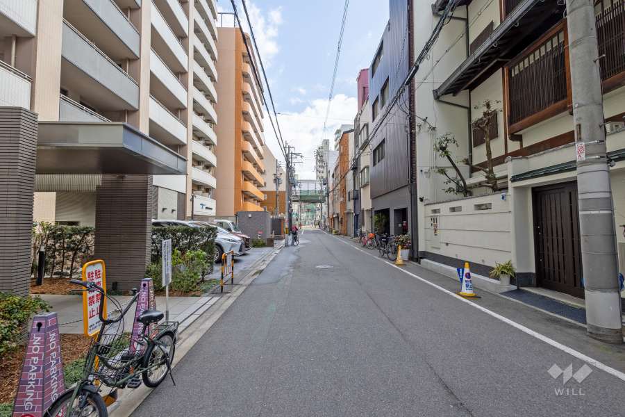 敷地南側の前面道路（西側から）