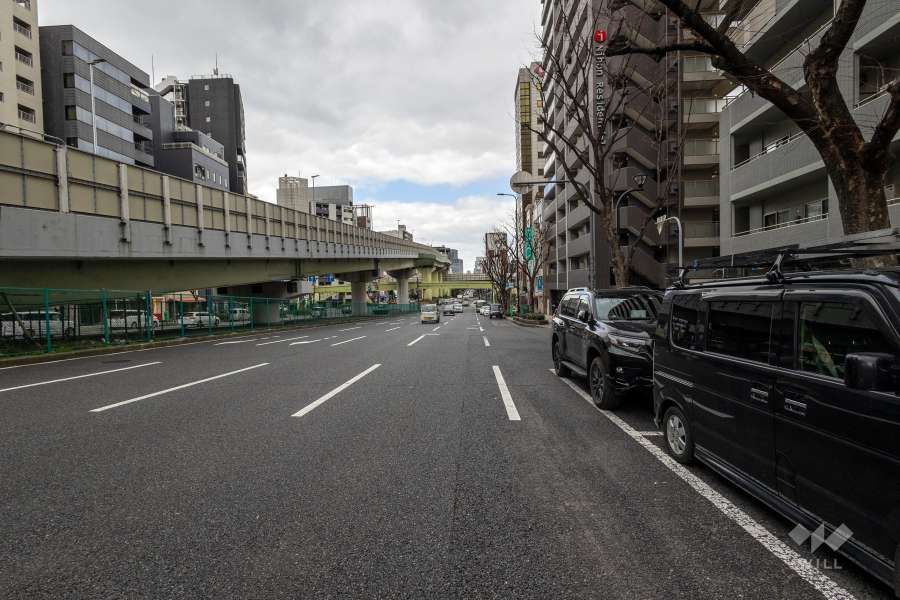 敷地南側の前面道路（東側から）