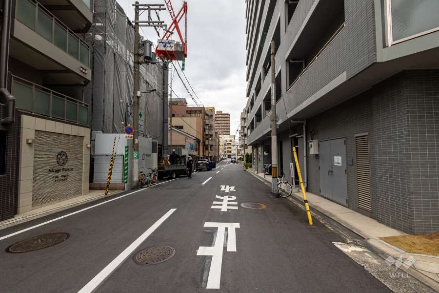 敷地西側の前面道路（南側から）